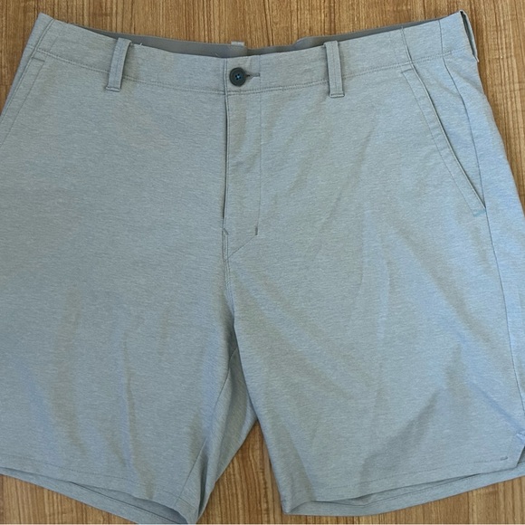 Tommy Bahama Light Gray Flat Front Shorts Sz 38 - Picture 1 of 7